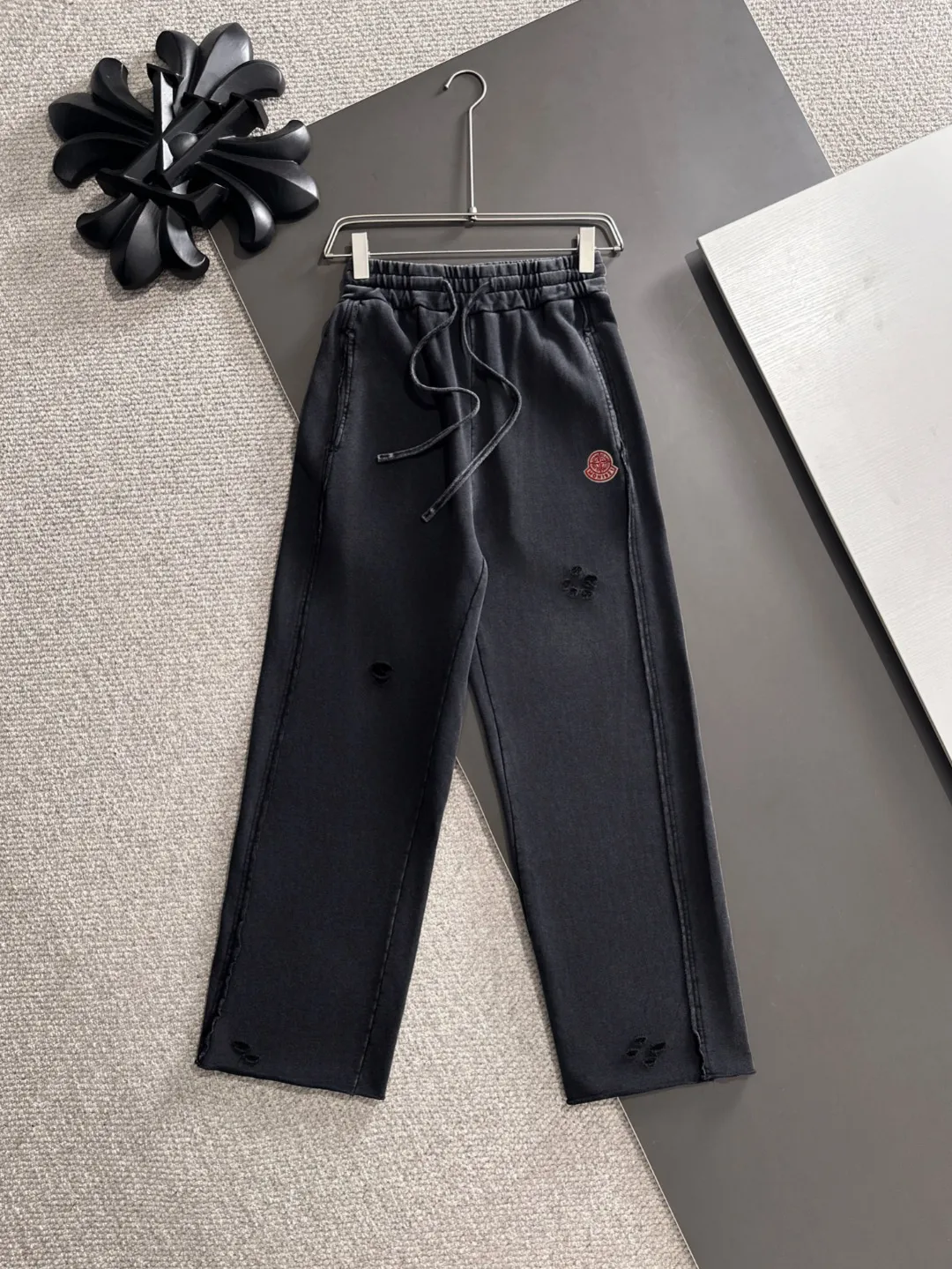 Next day shipment P360 Stone lsland/Stone Island Mouth Joint Exclusive launch of 25ss autumn and winter new high-quality trousers Compare real-life details at will The craftsmanship that ordinary small workshops cannot copy Top-level ZP development Unique imported fabric feel Purely imported German machine production Precision operation Ten thousand needle density A pair of trousers with rich details You can see the development strength A full set of new accessories can be customized simultaneously Simple yet elegant Soft, delicate and comfortable The upper body is versatile and fashionable A perfect choice for autumn and winter. A must-have item. Loose fit. Please refer to the size chart when placing an order: S to XL (or state your height and weight when placing an order)